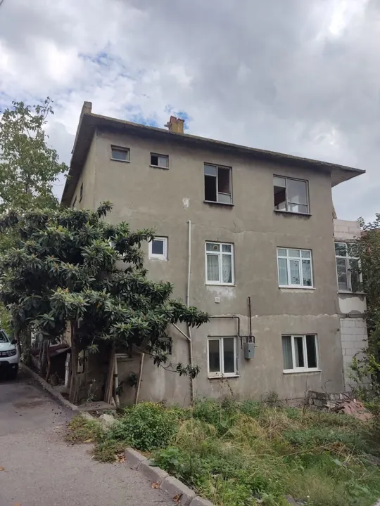 KÖRFEZ KİRAZLIYALI MAHALLESİNDE 3 KATLI BİNA
